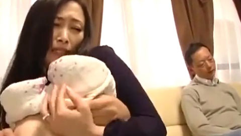 主人が寝ている横で母親も娘も頂いてしまう鬼畜男