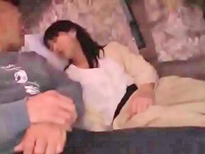 夜行バスで隣で寝てしまったパイパン娘にたっぷり種付け